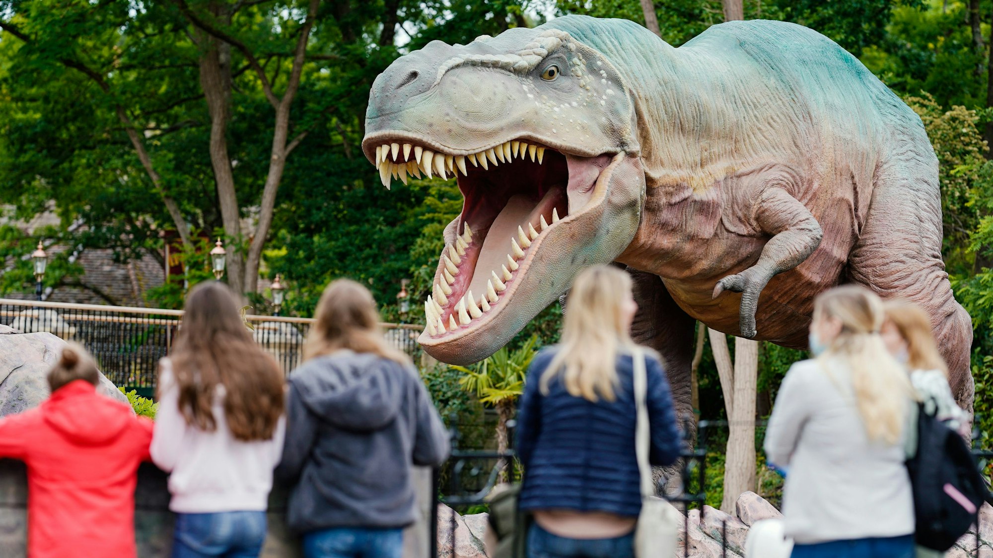 Schon am 11. April kommen die Dinos in den Zoo. Im Holiday Park Haßloch (Foto) gibt es unterdessen schon welche.