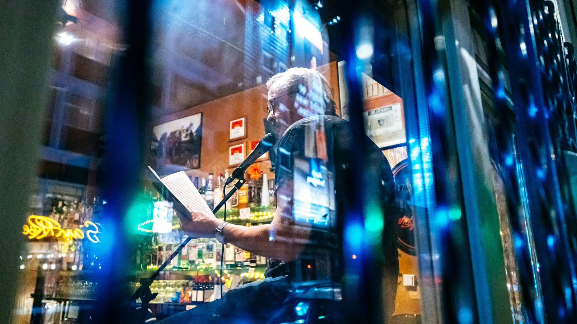 Zur Premiere lud Bernd Imgrund (l.) in eine Kneipe und begleitete seine Lesung mit Musik.