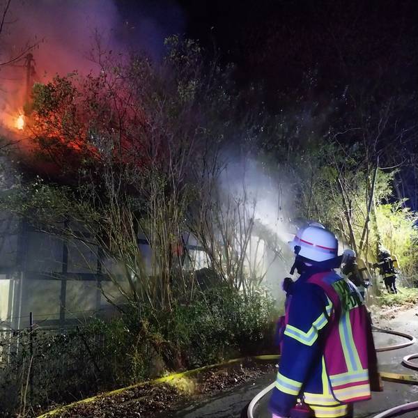 Flammen schlagen aus dem Dach des leerstehenden Hauses.