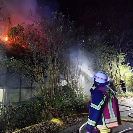 Flammen schlagen aus dem Dach des leerstehenden Hauses.