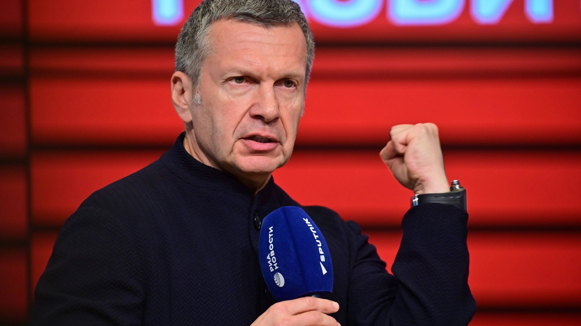 Wladimir Solowjow gehört zu den prominentesten TV-Moderatoren in Russland. Am Sonntag hat er Deutschland und Friedrich Merz gedroht. (Archivbild)