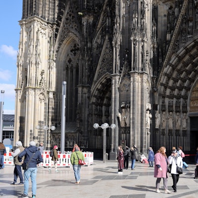 Vor dem Westportal des Kölner Doms wurden vier Lichtstelen (grau) für die neue LED-Beleuchtung aufgestellt.