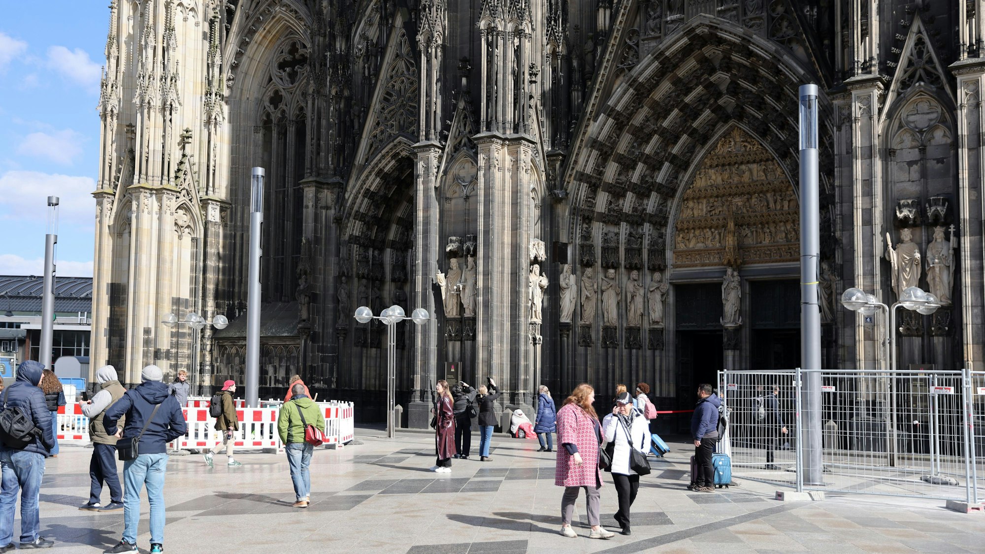 Vor dem Westportal des Kölner Doms wurden vier Lichtstelen (grau) für die neue LED-Beleuchtung aufgestellt.
