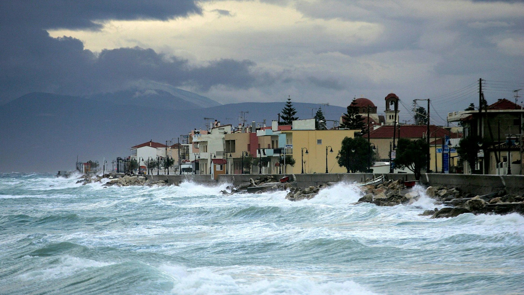 ARCHIV - 19.12.2009, Griechenland, Derveni: Wellen schlagen gegen die Küste des Dorfes Derveni im Golf von Korinth in Griechenland. (zu dpa: «Gletscherschwund ist «Frage des Überlebens» für die Menschheit») Foto: Orestis Panagiotou/dpa +++ dpa-Bildfunk +++