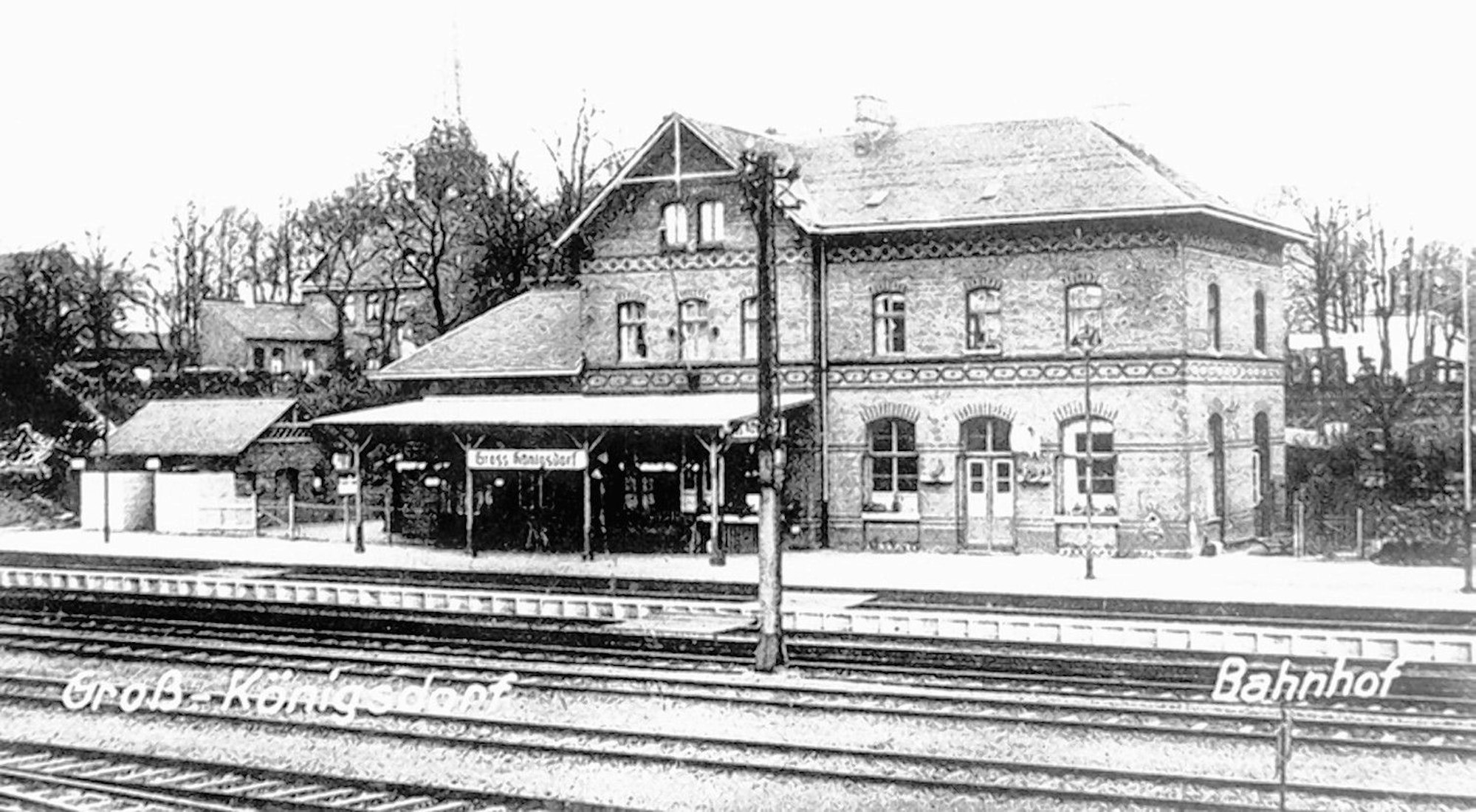 Auf dem Bild ist ein altes SW-Foto des Bahnhofsgebäudes zu sehen.