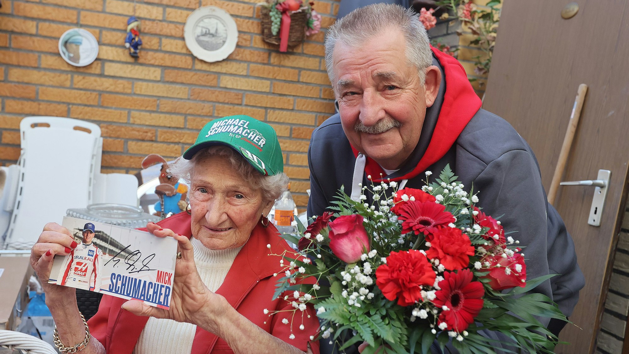 Erika Klütsch mit dem Schumacher-Fanclub-Vorsitzenden Reiner Ferling. Das Bild entstand 2022.