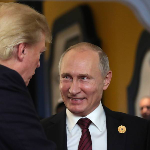 US-Präsident Donald Trump im Gespräch mit Wladimir Putin beim APEC-Gipfel in Vietnam im Jahr 2017. (Archivbild)
