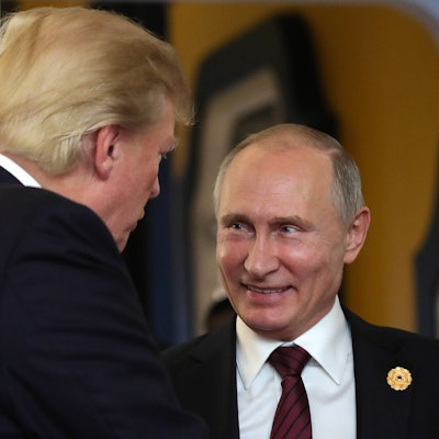 US-Präsident Donald Trump im Gespräch mit Wladimir Putin beim APEC-Gipfel in Vietnam im Jahr 2017. (Archivbild)