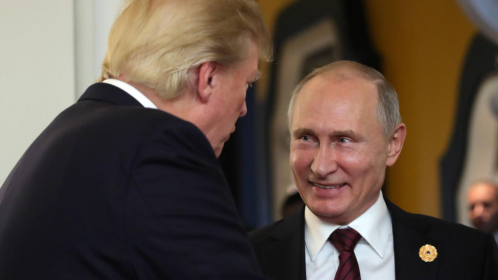 US-Präsident Donald Trump im Gespräch mit Wladimir Putin beim APEC-Gipfel in Vietnam im Jahr 2017. (Archivbild)