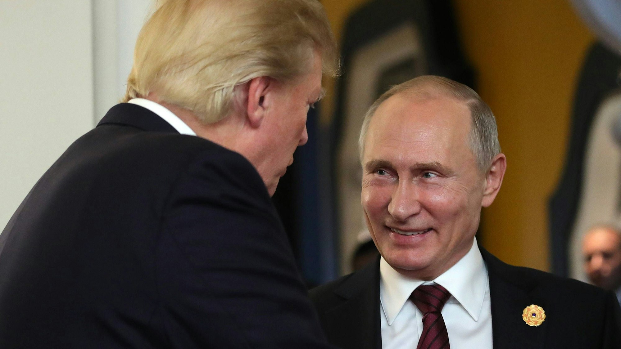 US-Präsident Donald Trump im Gespräch mit Wladimir Putin beim APEC-Gipfel in Vietnam im Jahr 2017. (Archivbild)