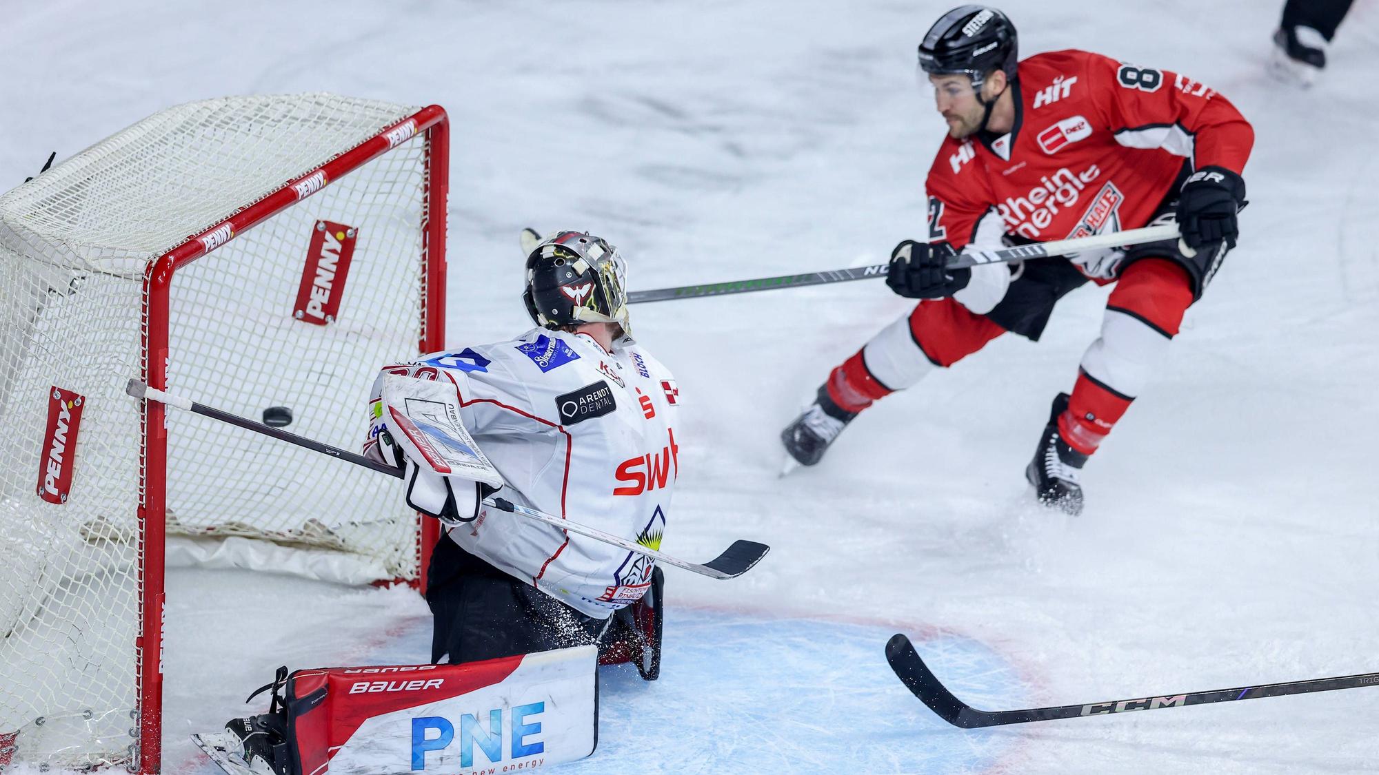Krönung eines perfekten Konters: Alexandre Grenier (r.) schließt eine Kombination über Justin Schütz und Gregor MacLeod zum wichtigen 2:1-Führungstreffer ab.
