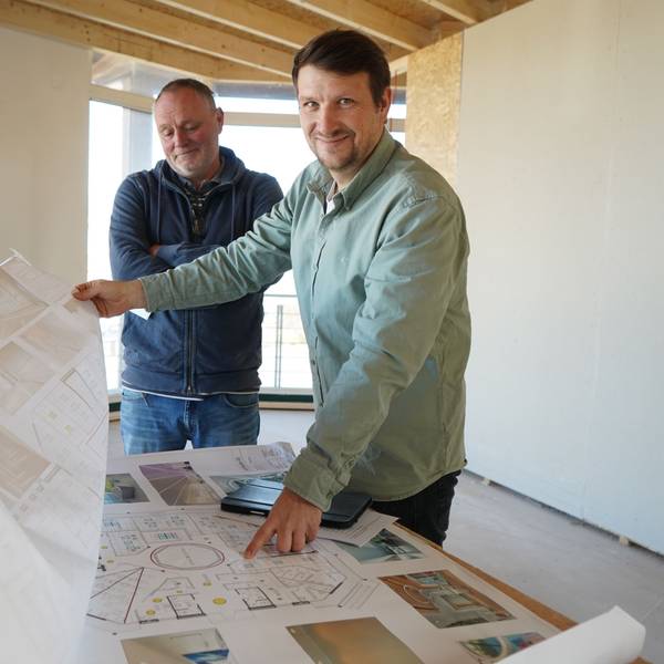 Boris Burghardt (l.) und Ludwig Münch studieren die Pläne für das künftige Tierärztezentrum.