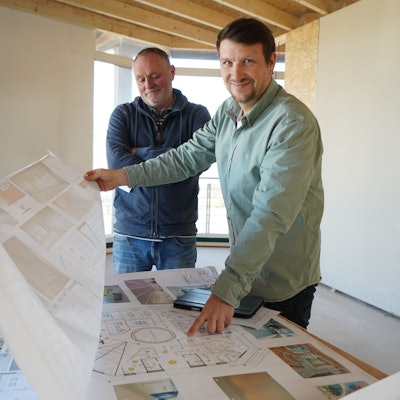 Boris Burghardt (l.) und Ludwig Münch studieren die Pläne für das künftige Tierärztezentrum.
