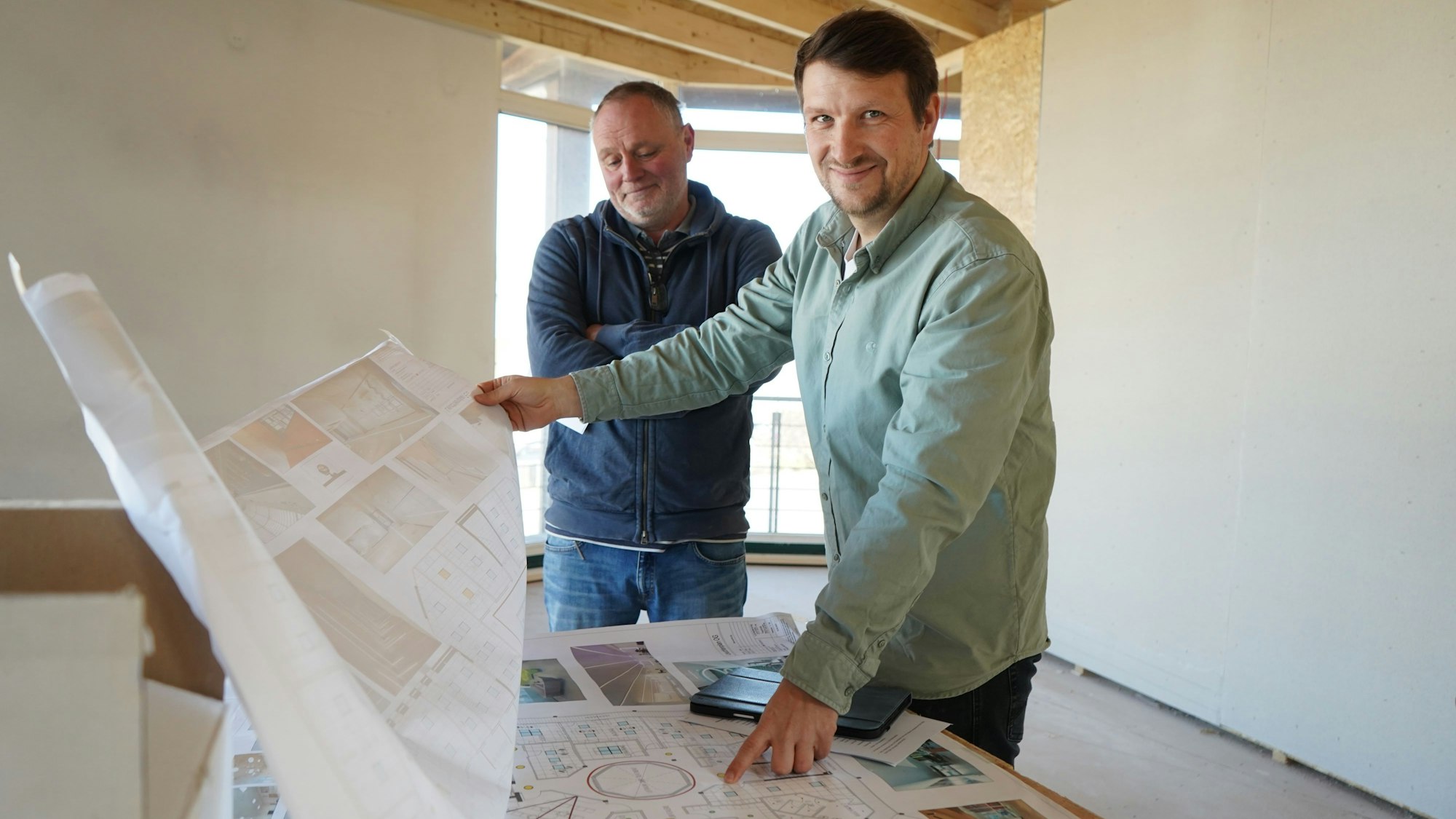 Boris Burghardt (l.) und Ludwig Münch studieren die Pläne für das künftige Tierärztezentrum.