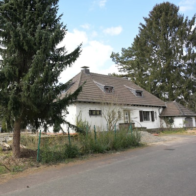 Umstritten bei den Anwohnern der Straße „Duckmaus“ in Bensberg: Ein Fünfparteienhaus soll einen viel kleineres Einfamilienhaus ersetzen.