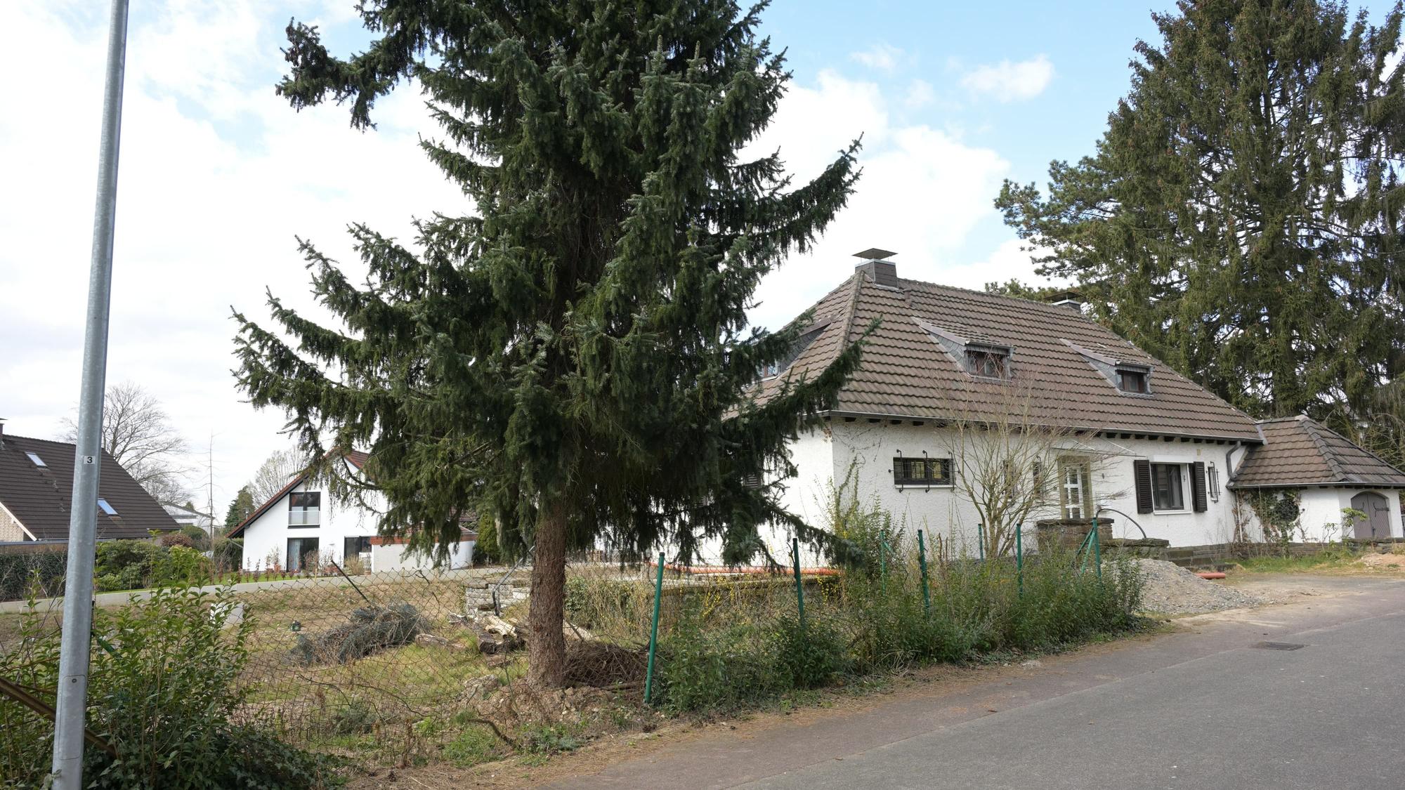 Umstritten bei den Anwohnern der Straße „Duckmaus“ in Bensberg: Ein Fünfparteienhaus soll einen viel kleineres Einfamilienhaus ersetzen.