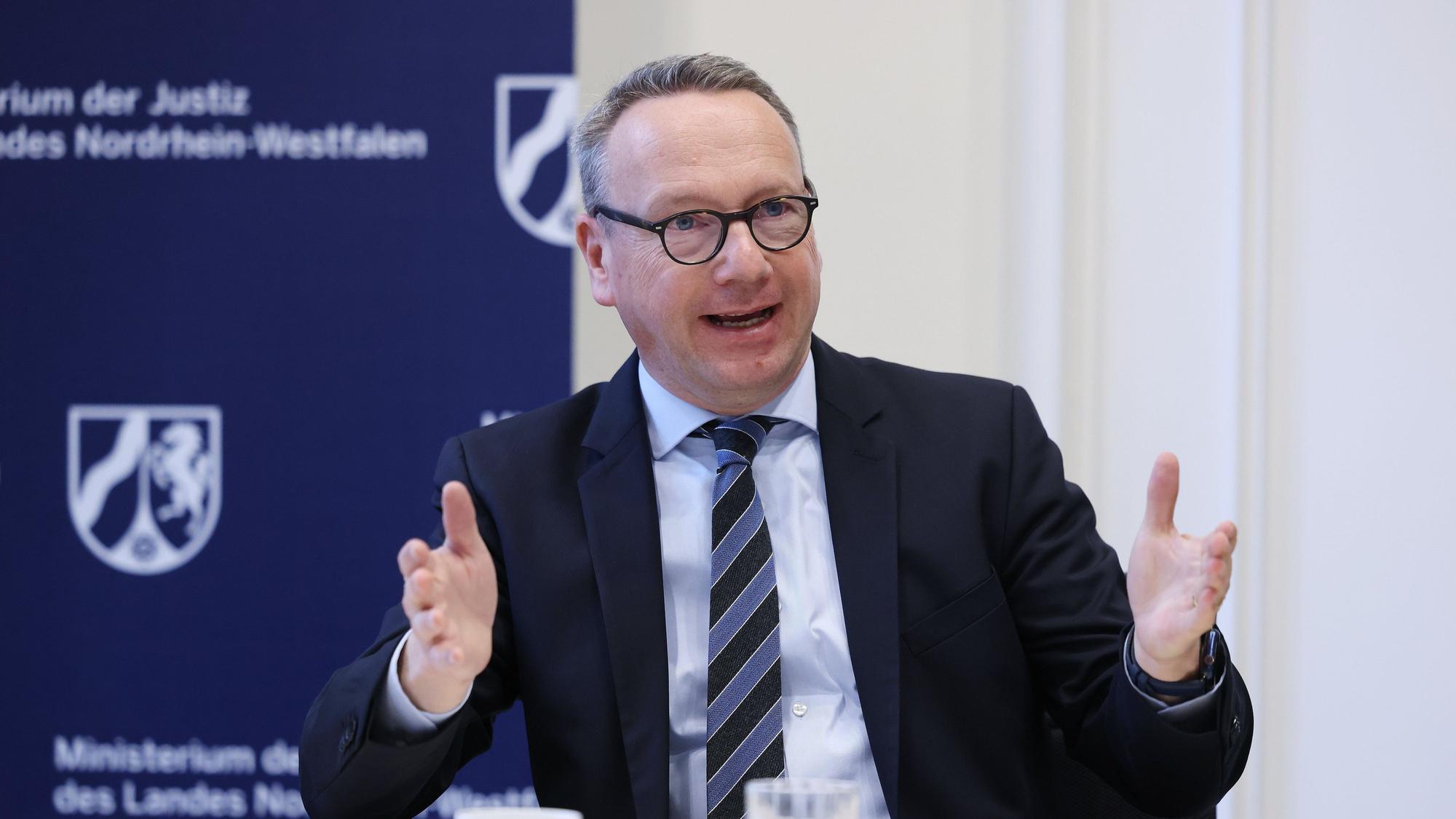 Benjamin Limbach (Bündnis 90/Die Grünen) spricht bei einer Pressekonferenz