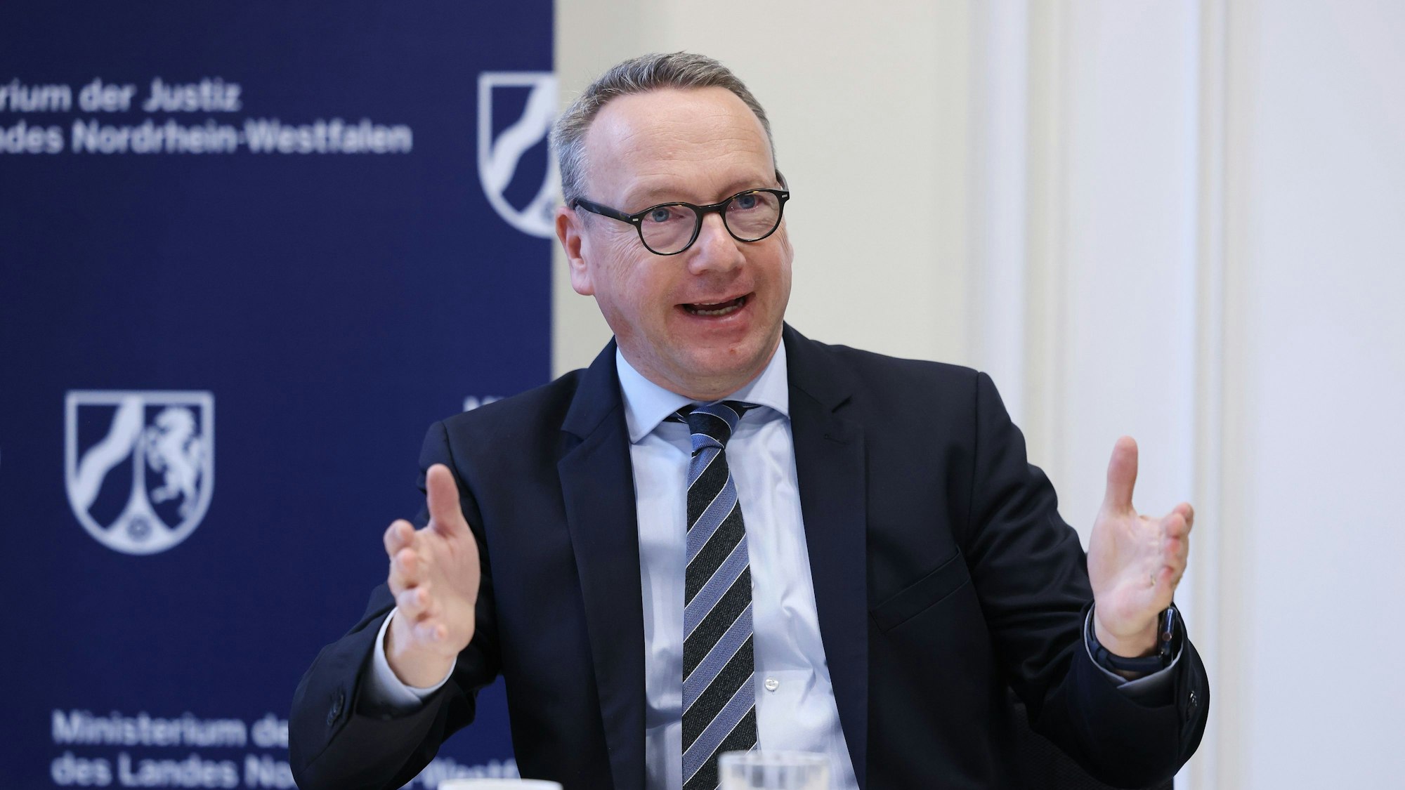 Benjamin Limbach (Bündnis 90/Die Grünen) spricht bei einer Pressekonferenz