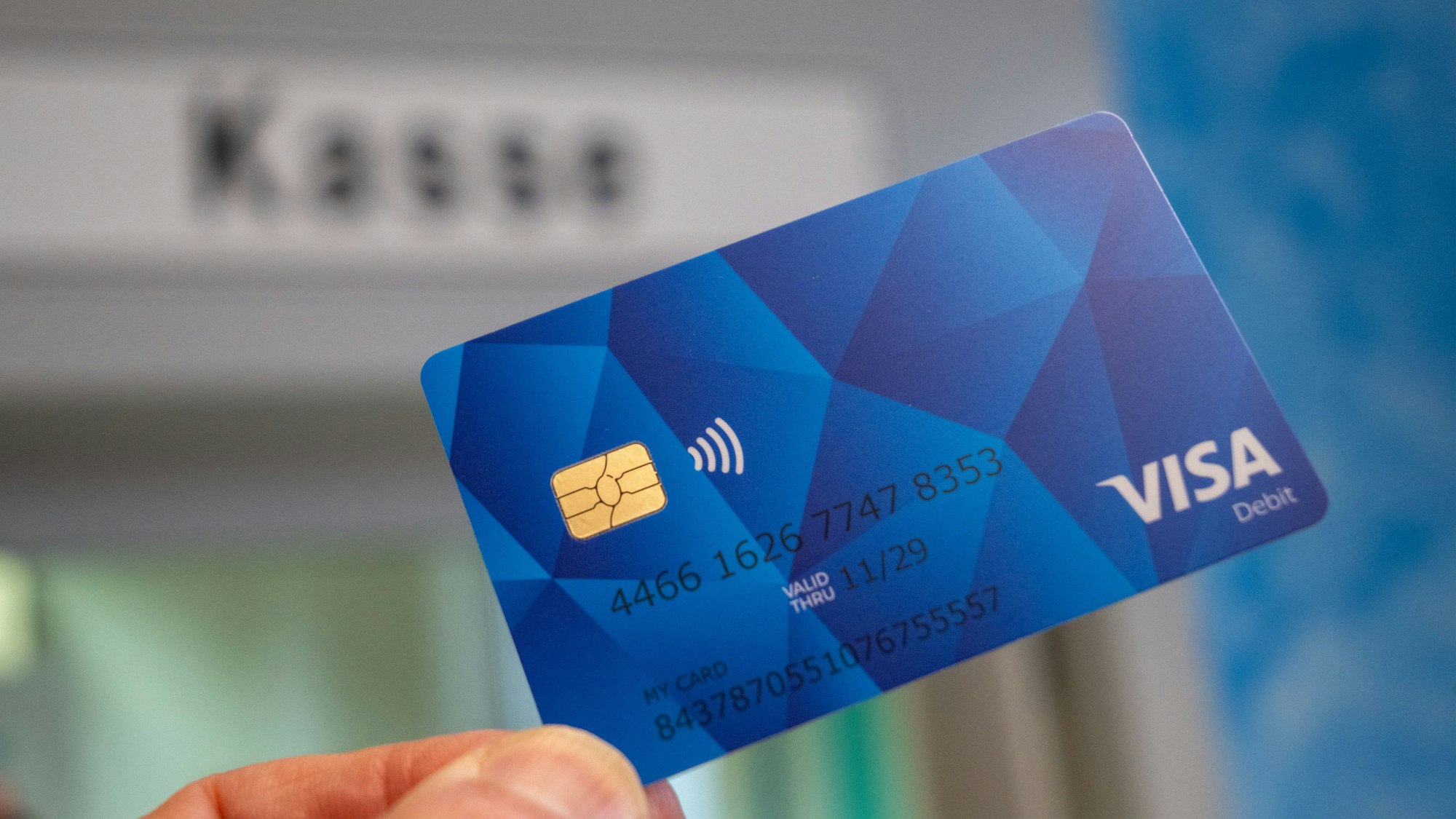 Für manche ist sie die Lösung vieler administrativer Probleme, für andere ein Mittel zur Diskriminierung: die Bezahlkarte für Geflüchtete.