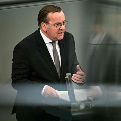 Das Bild zeigt Bundesverteidigungsminister Boris Pistorius bei seiner Rede im Bundestag im Vorfeld der Abstimmung über das sogenannte Schuldenpaket von Union, SPD und Grünen. Foto: Tobias Schwarz/AFP