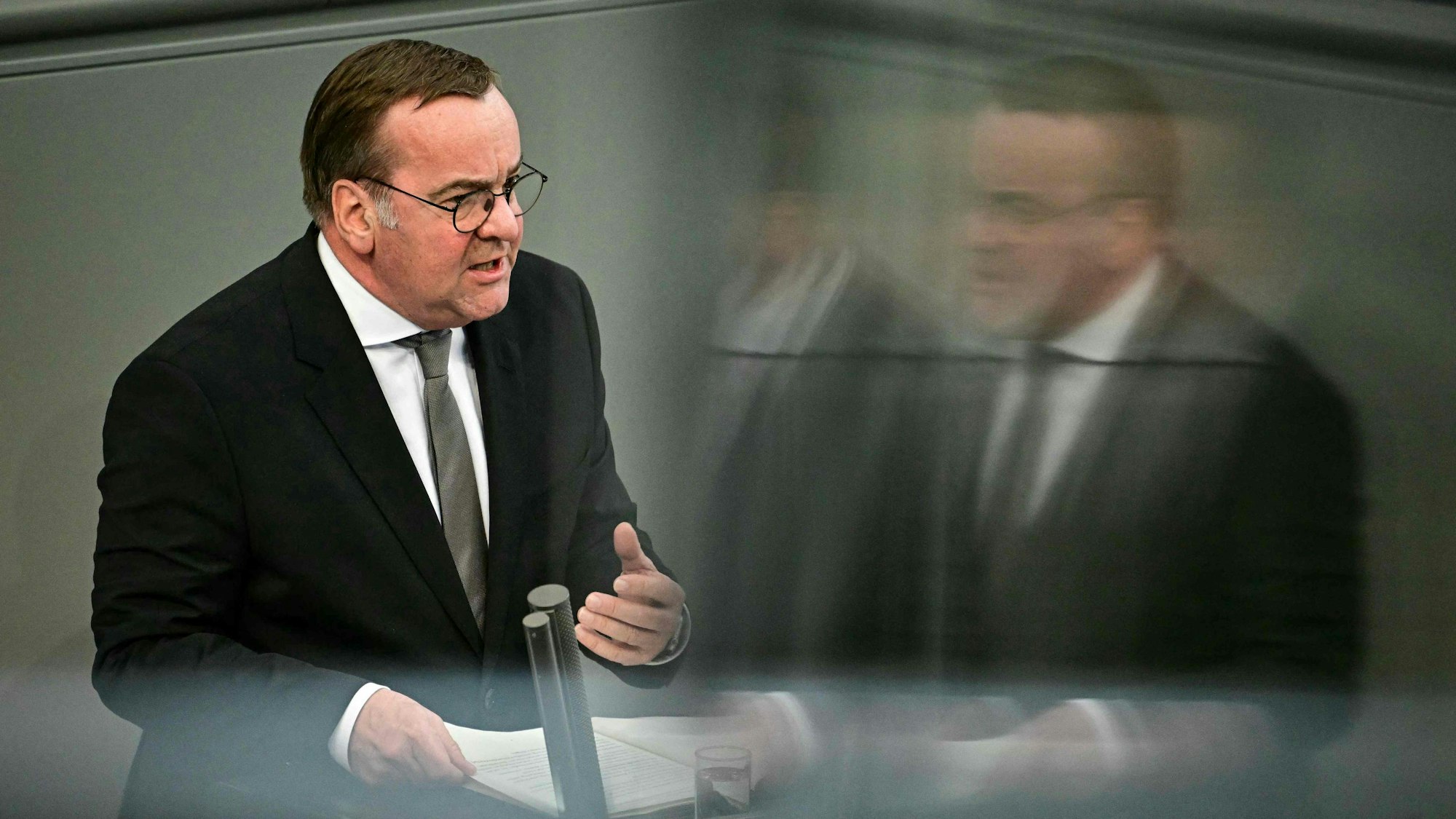 Das Bild zeigt Bundesverteidigungsminister Boris Pistorius bei seiner Rede im Bundestag im Vorfeld der Abstimmung über das sogenannte Schuldenpaket von Union, SPD und Grünen. Foto: Tobias Schwarz/AFP