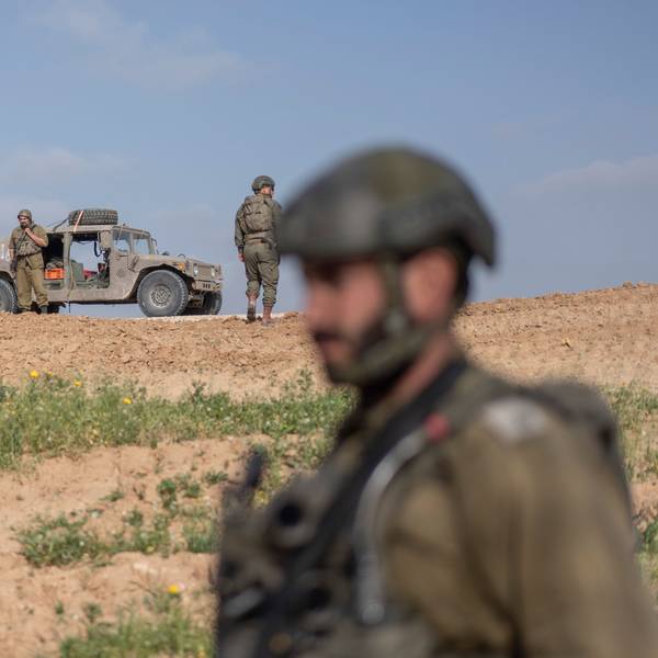Israelische Soldaten sind an der Grenze zwischen Israel und Gaza zu sehen.