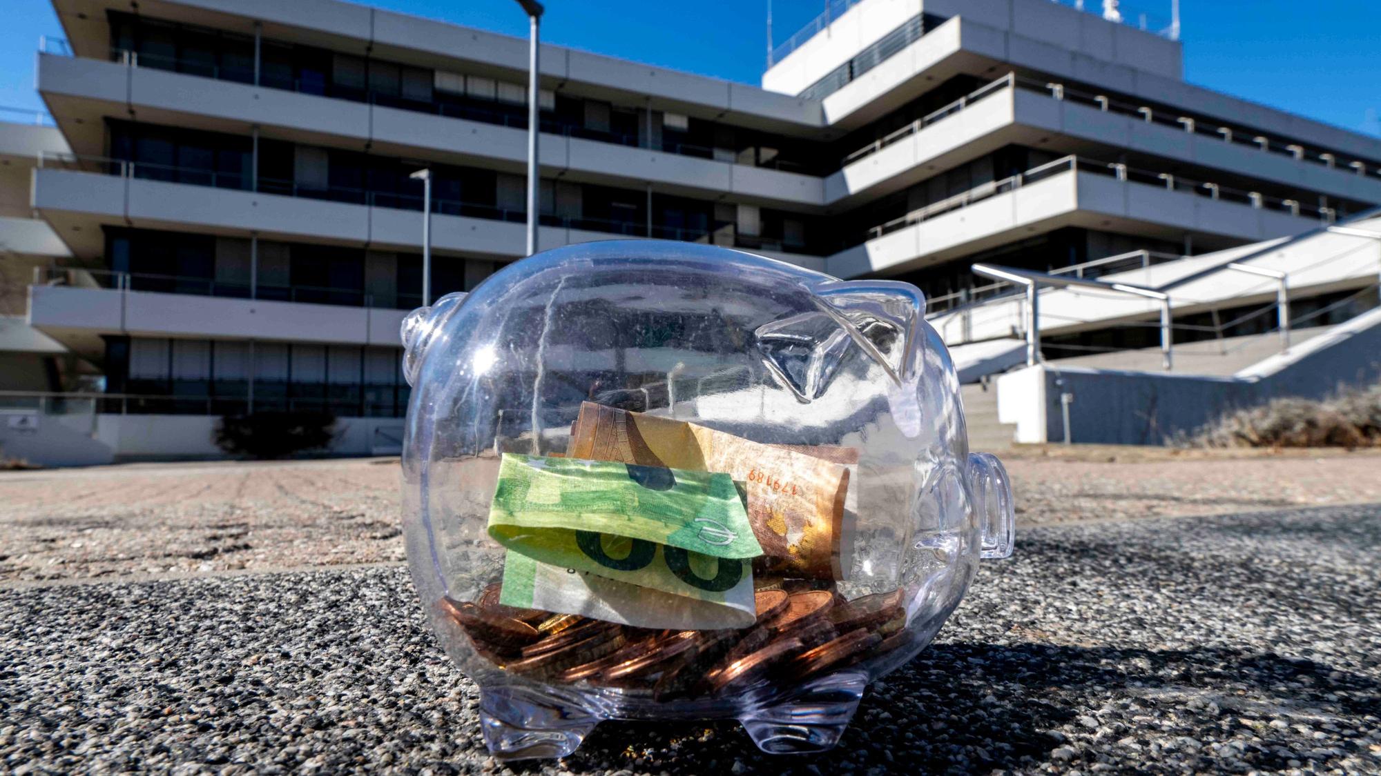 Vor dem Kreishaus steht symbolisch ein Sparschwein.