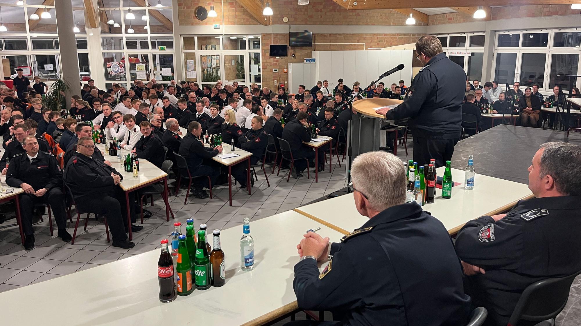Feuerwehrleute haben sich zu einer großen Versammlung getroffen.