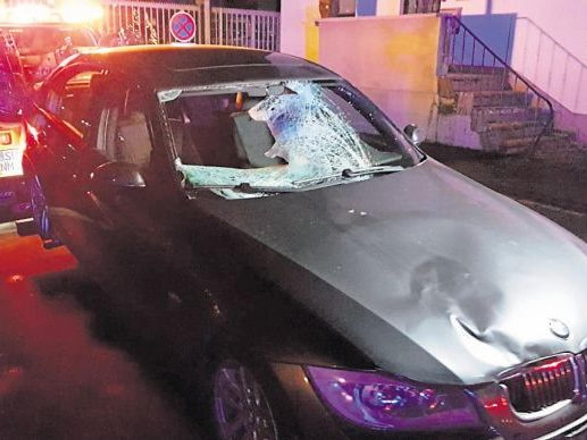 Ein BMW mit beschädigtem Blech und kaputter Frontscheibe
