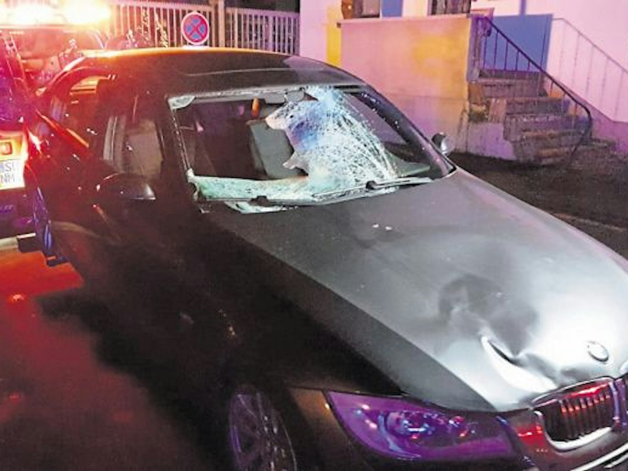 Ein BMW mit beschädigtem Blech und kaputter Frontscheibe