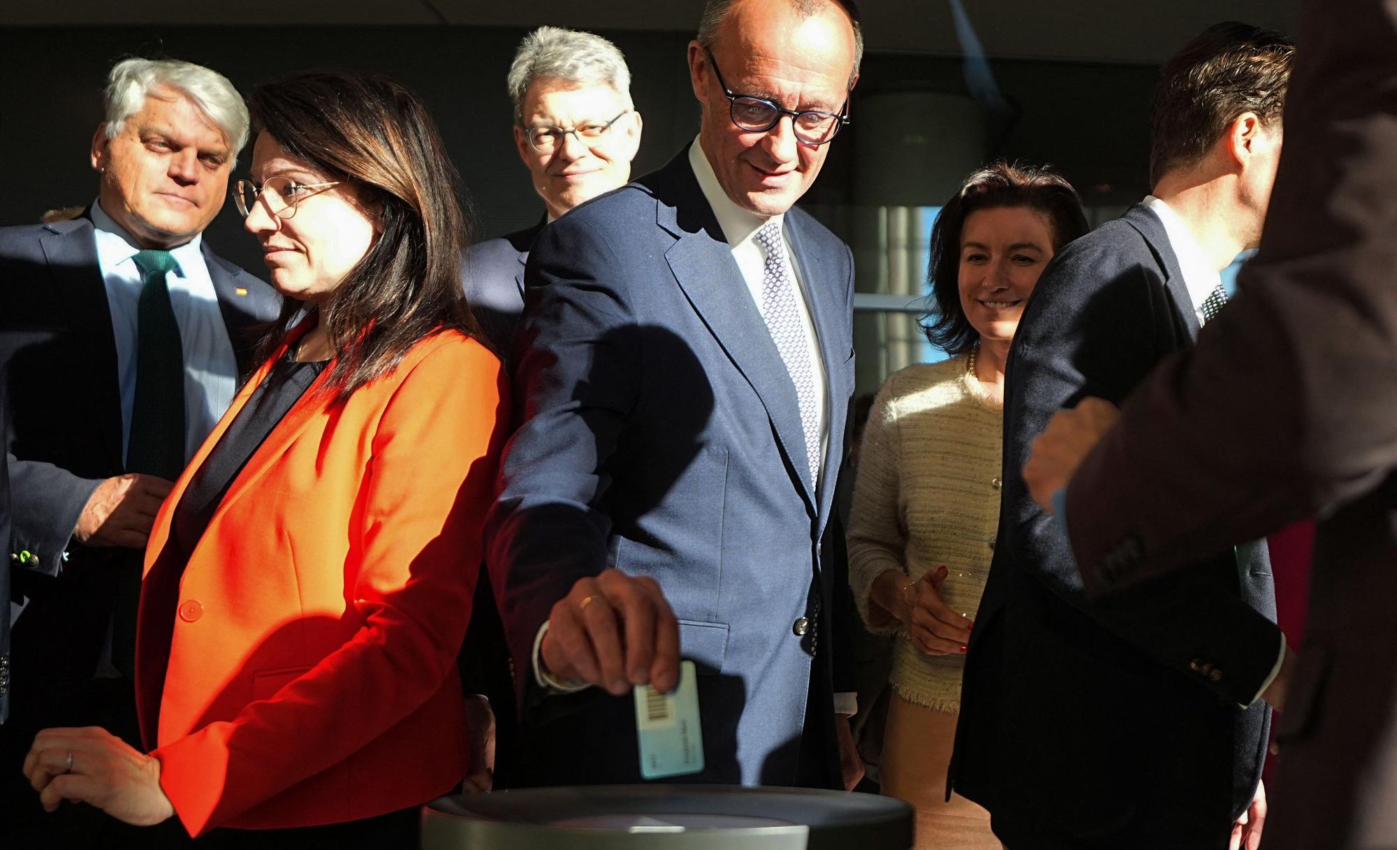 Geschafft: Friedrich Merz gibt am Dienstag im Bundestag seine Stimme ab. dpa