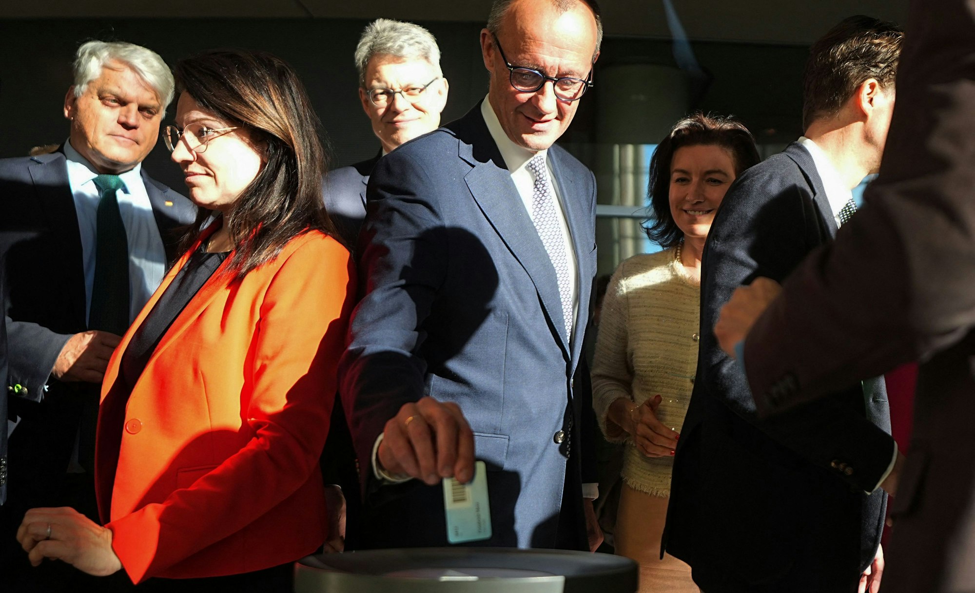 Geschafft: Friedrich Merz gibt am Dienstag im Bundestag seine Stimme ab. dpa