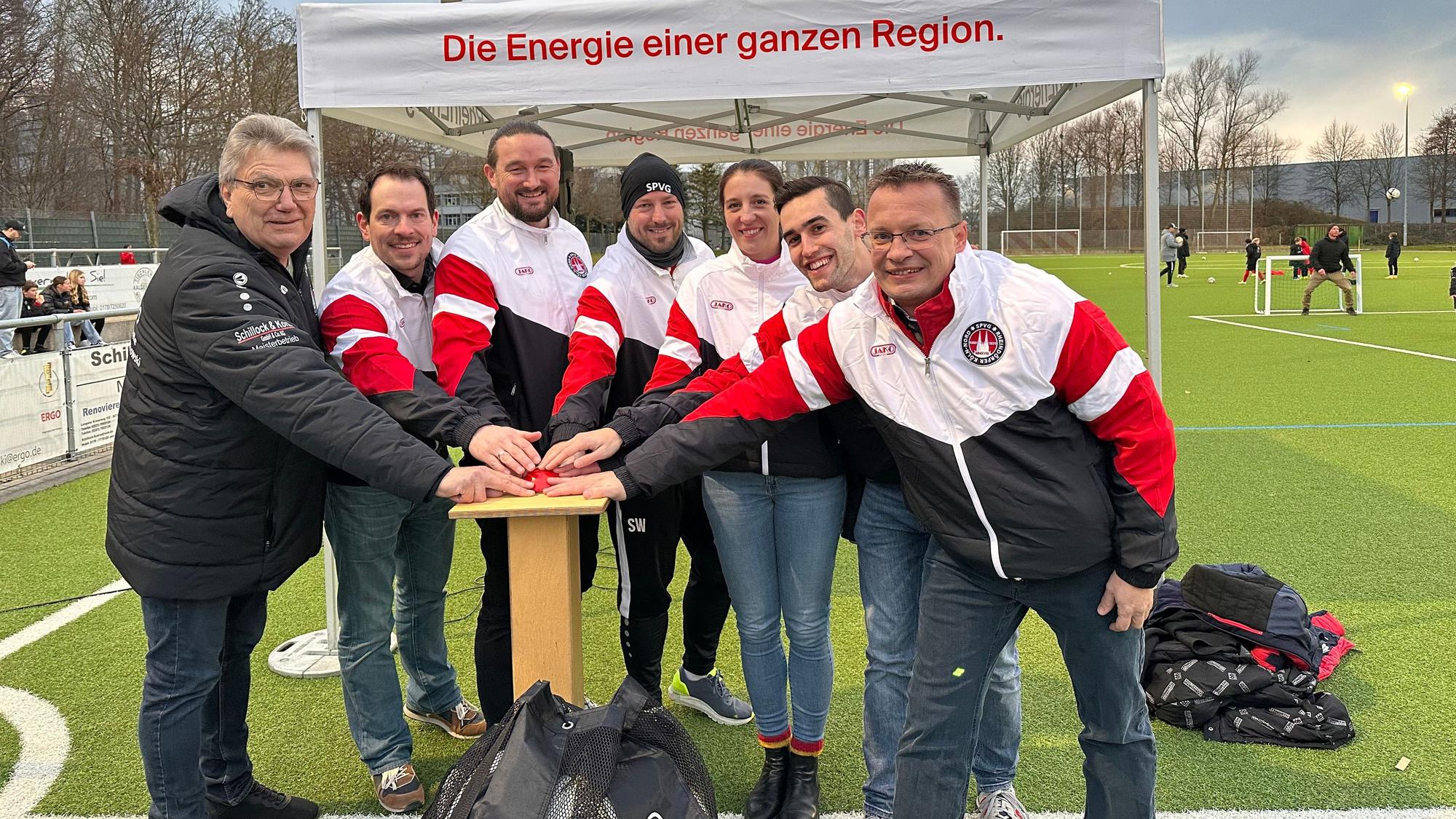 Von links nach rechts: Alfred Hilmer, Vorsitzender der Spvg Rheindörfer, Dr. Yves Noel, Leiter des Heizkraftwerks, der sportliche Leiter der Spvg Kevin Nöthgen, Sascha Weiler, der Spvg-Jugendbeauftragte, Lena Teschlade und Mattis Dieterich, sowie Jörp Peine beim Einschalten des neuen Flutlichts.