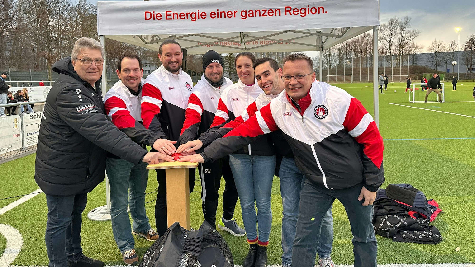 Von links nach rechts: Alfred Hilmer, Vorsitzender der Spvg Rheindörfer, Dr. Yves Noel, Leiter des Heizkraftwerks, der sportliche Leiter der Spvg Kevin Nöthgen, Sascha Weiler, der Spvg-Jugendbeauftragte, Lena Teschlade und Mattis Dieterich, sowie Jörp Peine beim Einschalten des neuen Flutlichts.