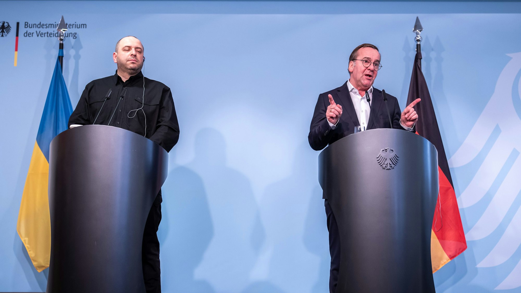 Bundesverteidigungsminister Boris Pistorius (SPD,r) nimmt neben seinen ukrainischen Amtskollegen Rustem Umjerow an einer Pressekonferenz teil. (Archivbild)