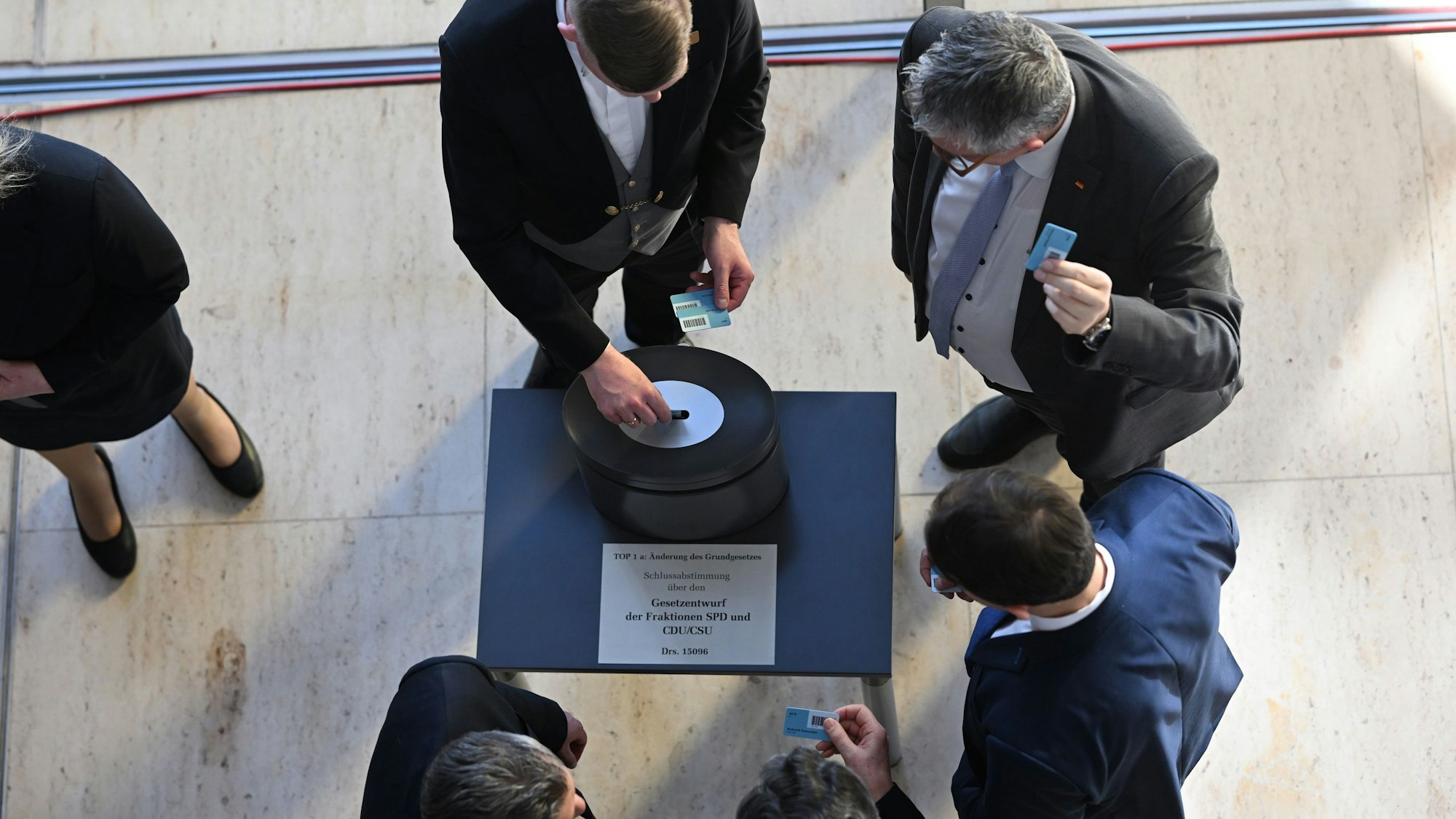 Abgeordnete stimmen namentlich ab über die Grundgesetzänderung nach einem Entwurf von SPD und CDU/CSU in der 214. Plenarsitzung der 20. Legislaturperiode im Deutschen Bundestag.