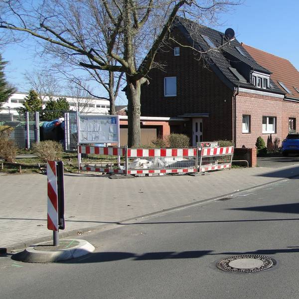 Absperrungen in einem Wohngebiet