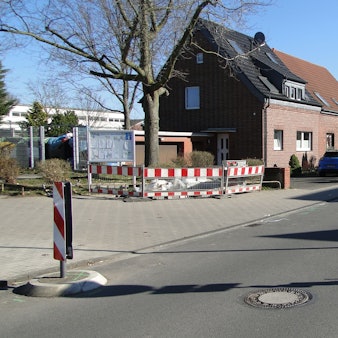 Absperrungen in einem Wohngebiet