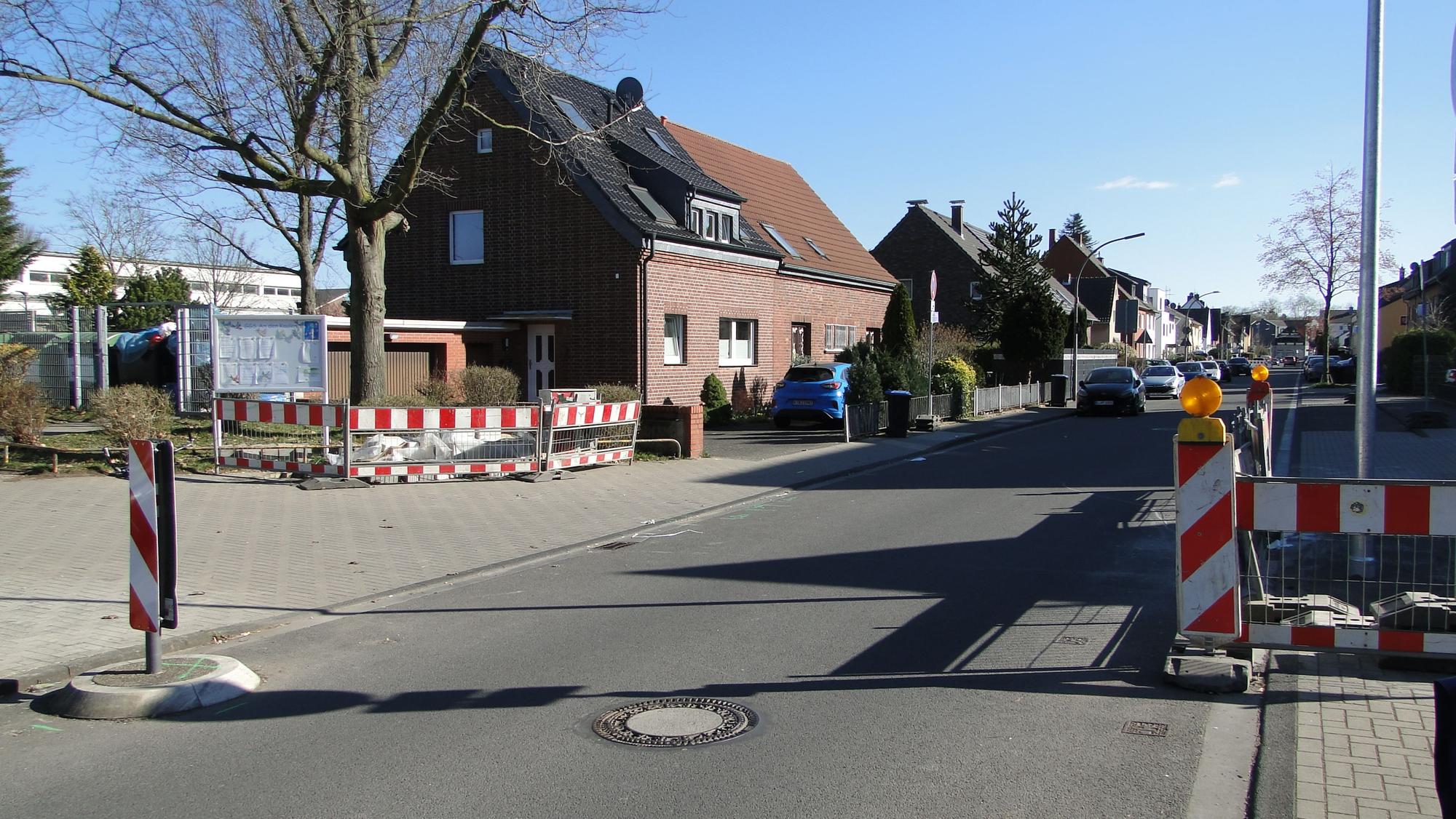 Absperrungen in einem Wohngebiet