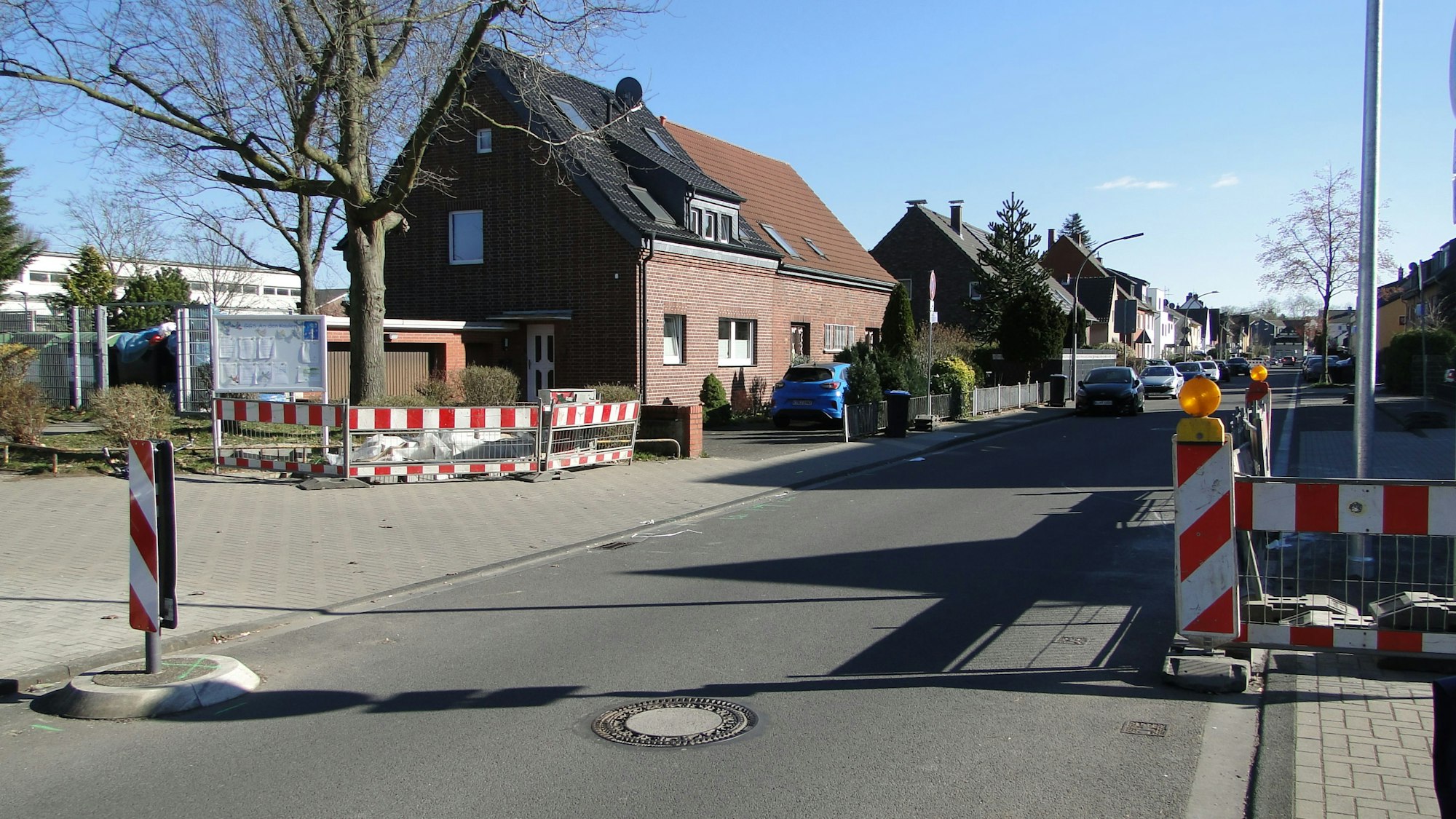 Absperrungen in einem Wohngebiet