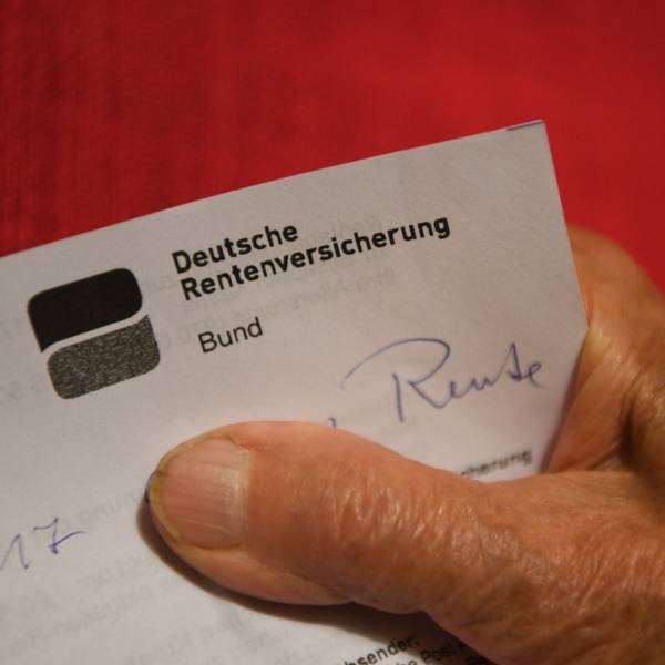ARCHIV - 07.11.2017, Baden-Württemberg, Weingarten: Eine Rentnerin hält ihren Rentenbescheid in der Hand. (zu dpa: ««Wirtschaftsweise»: Rentenreform fehlt bei Union und SPD») Foto: Felix Kästle/dpa +++ dpa-Bildfunk +++