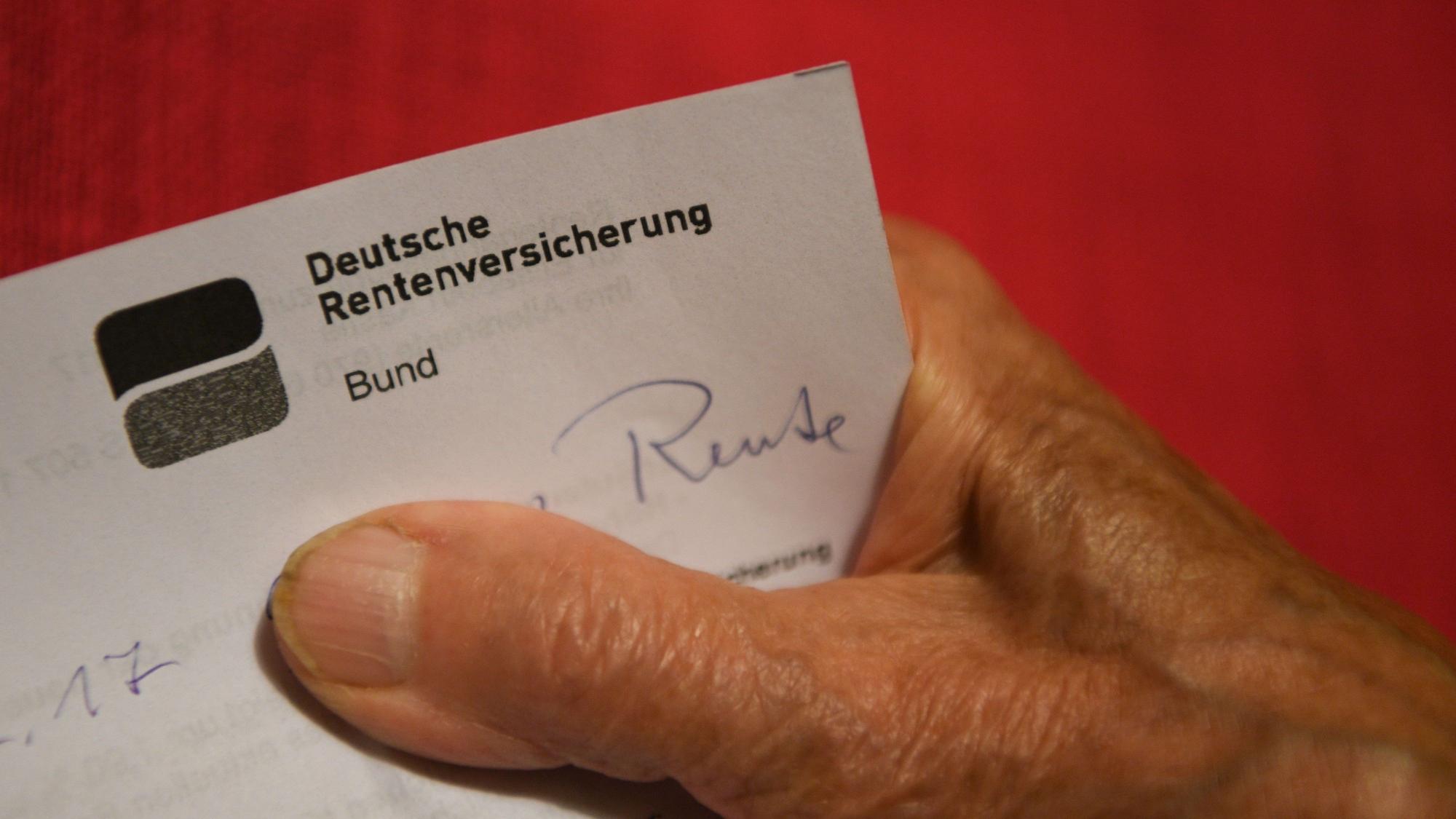 ARCHIV - 07.11.2017, Baden-Württemberg, Weingarten: Eine Rentnerin hält ihren Rentenbescheid in der Hand. (zu dpa: ««Wirtschaftsweise»: Rentenreform fehlt bei Union und SPD») Foto: Felix Kästle/dpa +++ dpa-Bildfunk +++