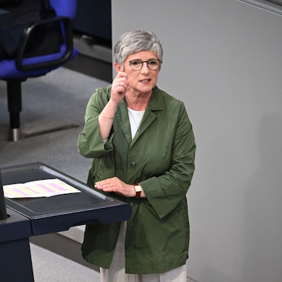 18.03.2025, Berlin: Britta Haßelmann, Co-Fraktionsvorsitzende von Bündnis 90/Die Grünen, spricht in der 214. Plenarsitzung der 20. Legislaturperiode im Deutschen Bundestag. Hauptthema dieser zweiten Sondersitzung des alten Bundestages nach der vorgezogenen Bundestagswahl ist die Reform der Schuldenbremse als Voraussetzung für das geplante milliardenschwere Finanzpaket der zukünftigen Bundesregierung für Verteidigung, Infrastruktur, und Klimaschutzmaßnahmen. Foto: Bernd von Jutrczenka/dpa +++ dpa-Bildfunk +++