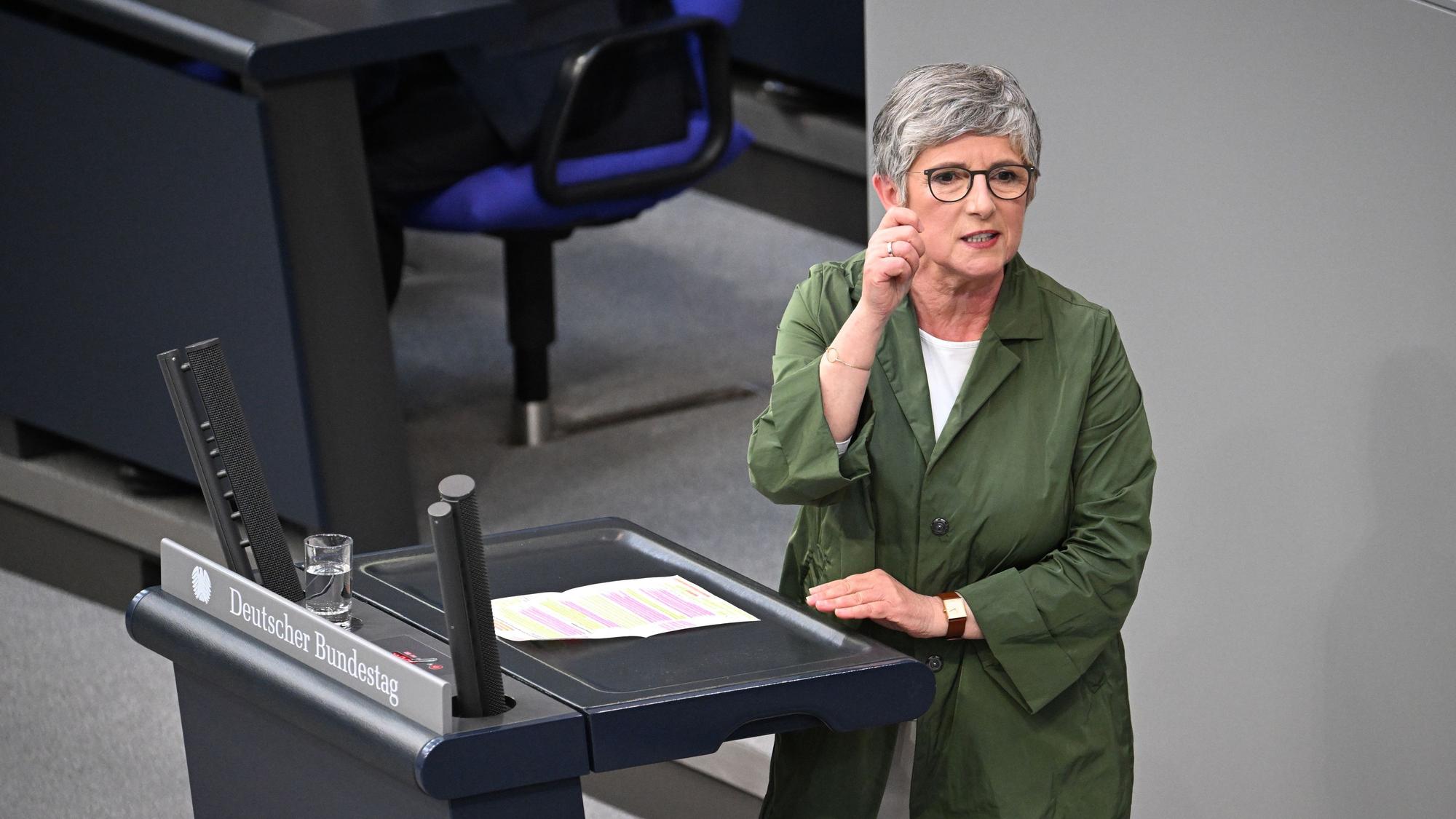 18.03.2025, Berlin: Britta Haßelmann, Co-Fraktionsvorsitzende von Bündnis 90/Die Grünen, spricht in der 214. Plenarsitzung der 20. Legislaturperiode im Deutschen Bundestag. Hauptthema dieser zweiten Sondersitzung des alten Bundestages nach der vorgezogenen Bundestagswahl ist die Reform der Schuldenbremse als Voraussetzung für das geplante milliardenschwere Finanzpaket der zukünftigen Bundesregierung für Verteidigung, Infrastruktur, und Klimaschutzmaßnahmen. Foto: Bernd von Jutrczenka/dpa +++ dpa-Bildfunk +++