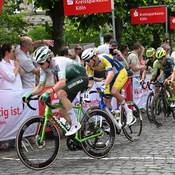 Das Foto zeigt Profis beim Radklassiker „Rund um Köln“