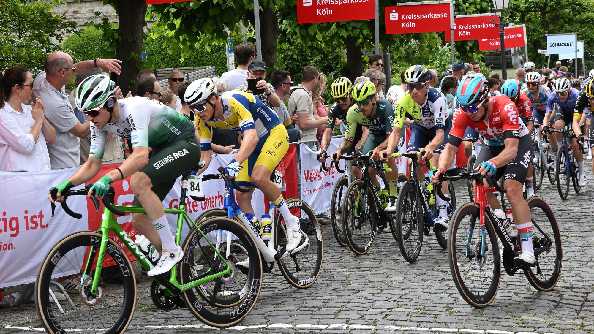 Das Foto zeigt Profis beim Radklassiker „Rund um Köln“