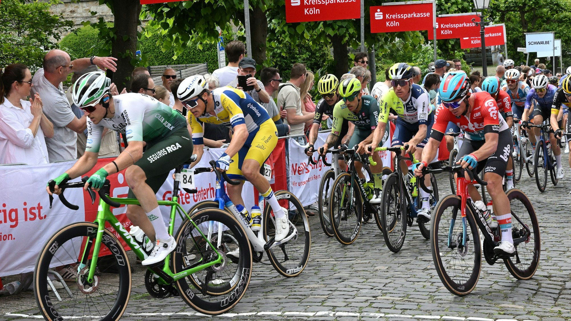 Das Foto zeigt Profis beim Radklassiker „Rund um Köln“
