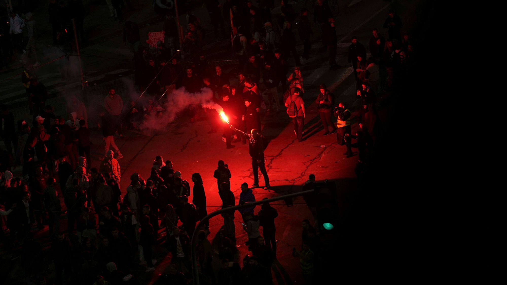 Ein Demonstrant zündet eine Fackel während einer Großkundgebung gegen den populistischen Präsidenten Vucic und seine Regierung in der Innenstadt von Belgrad.