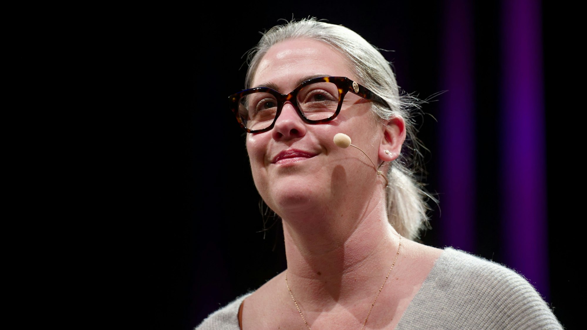 17.03.2025, Nordrhein-Westfalen, Köln: Die Autorin Caroline Darian stellt ihr Buch "Und ich werde Dich nie wieder Papa nennen" bei einer Veranstaltung der Lit.Cologne vor.