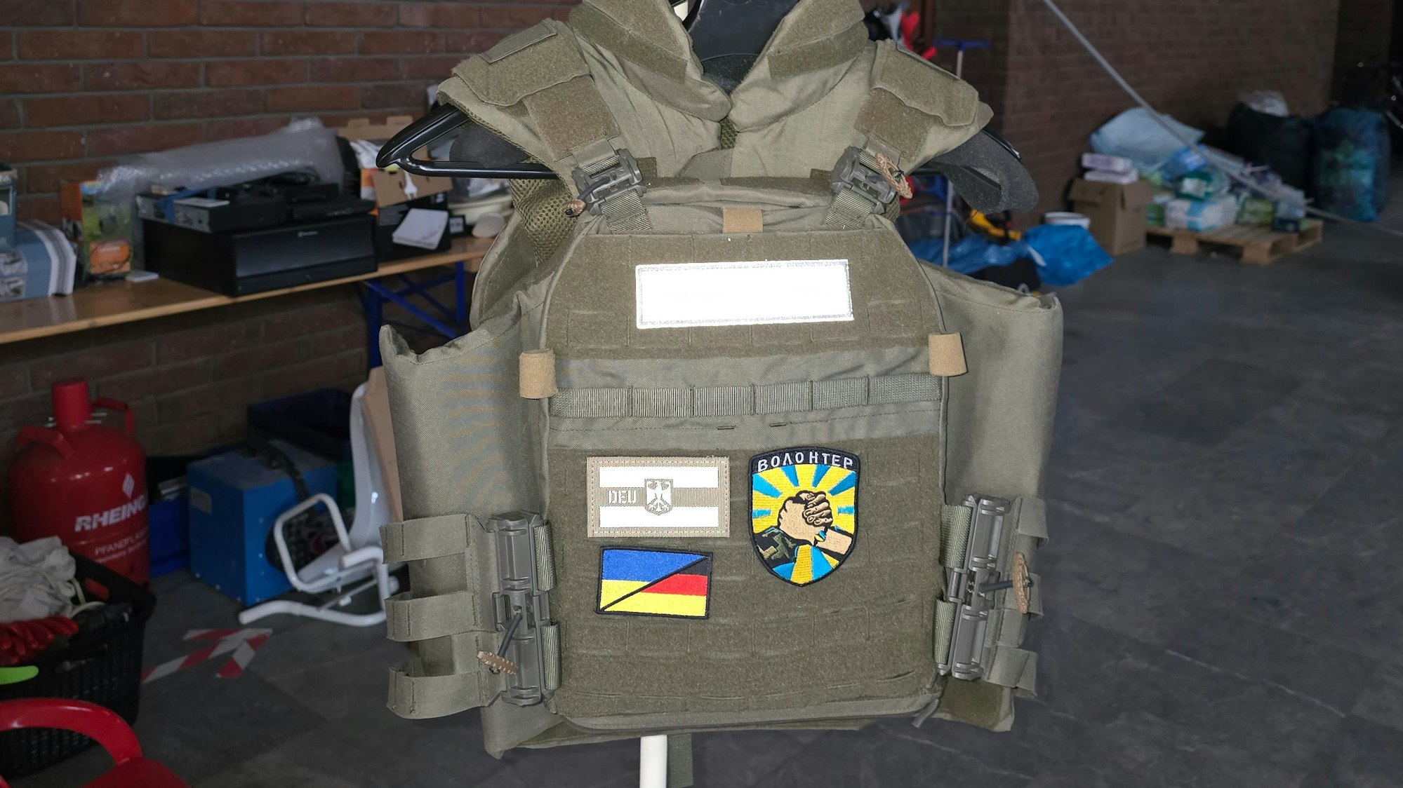 Die obligatorische Schutzausrüstung der Freiwilligen in der Ukraine stand zur Schau.